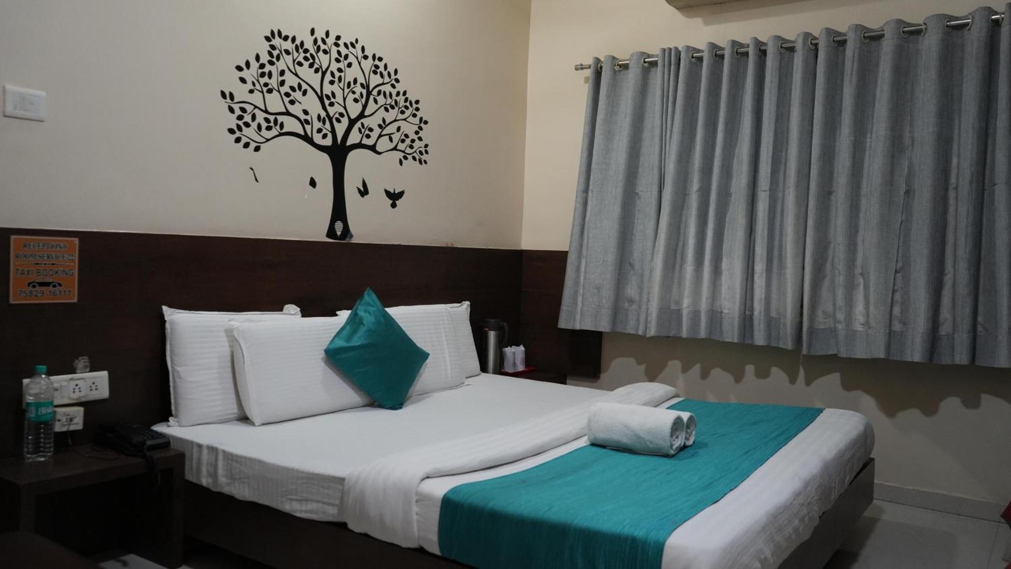 Hotel Satyug Удджайн Екстер'єр фото