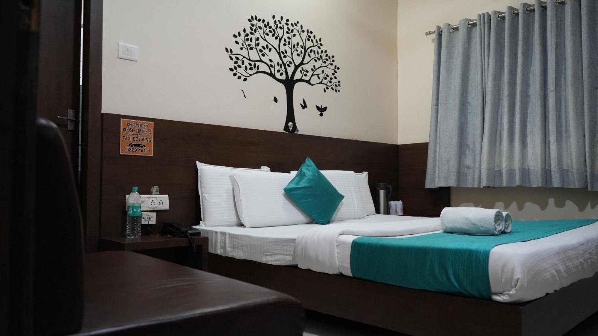 Hotel Satyug Удджайн Екстер'єр фото