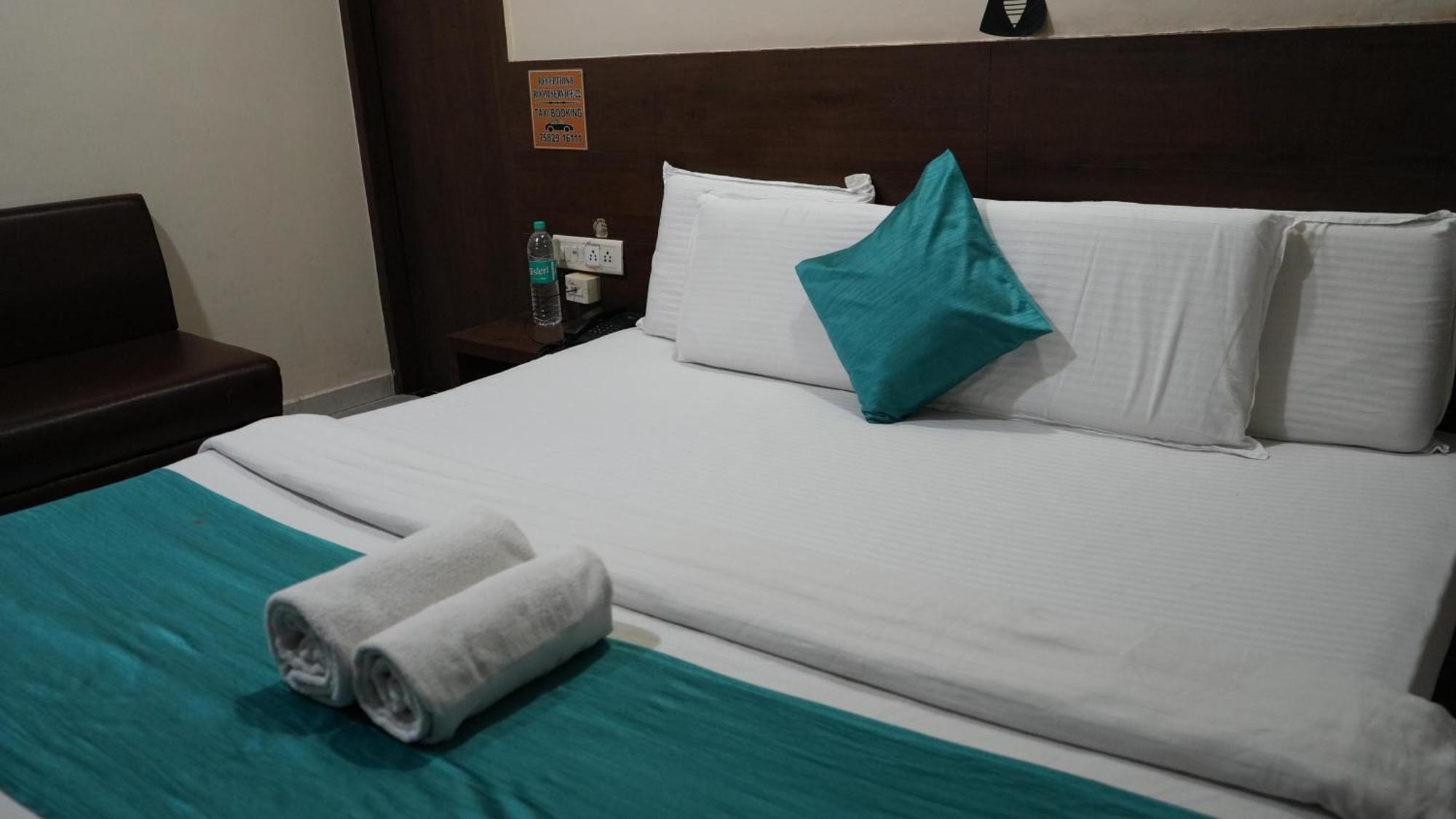 Hotel Satyug Удджайн Екстер'єр фото